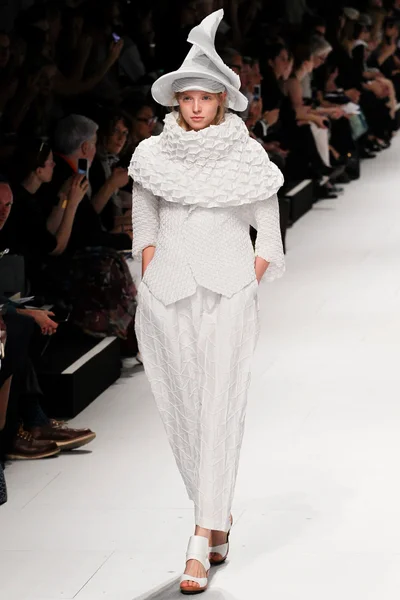 Look 3